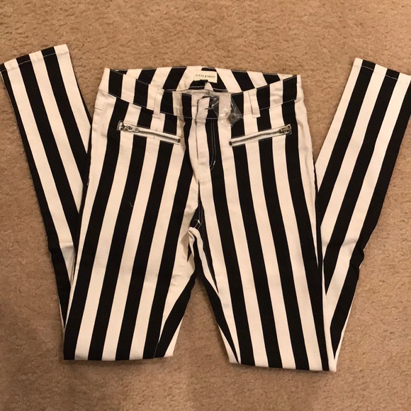 ✨BRAND NEW blk & wht strip skinny pants - Picture 2 of 4